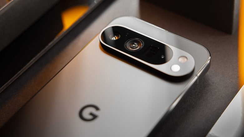 Kutudaki Google Pixel 9 Pro XL akıllı telefonun yakın çekimi.