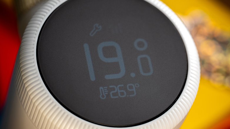 19,0°C ve 26,9°C'yi gösteren tado-x termostatının yakından görünümü.