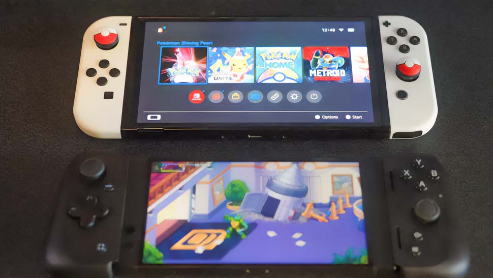 Nintendo Switch OLED, Razer Kishi V2'nin yanında.