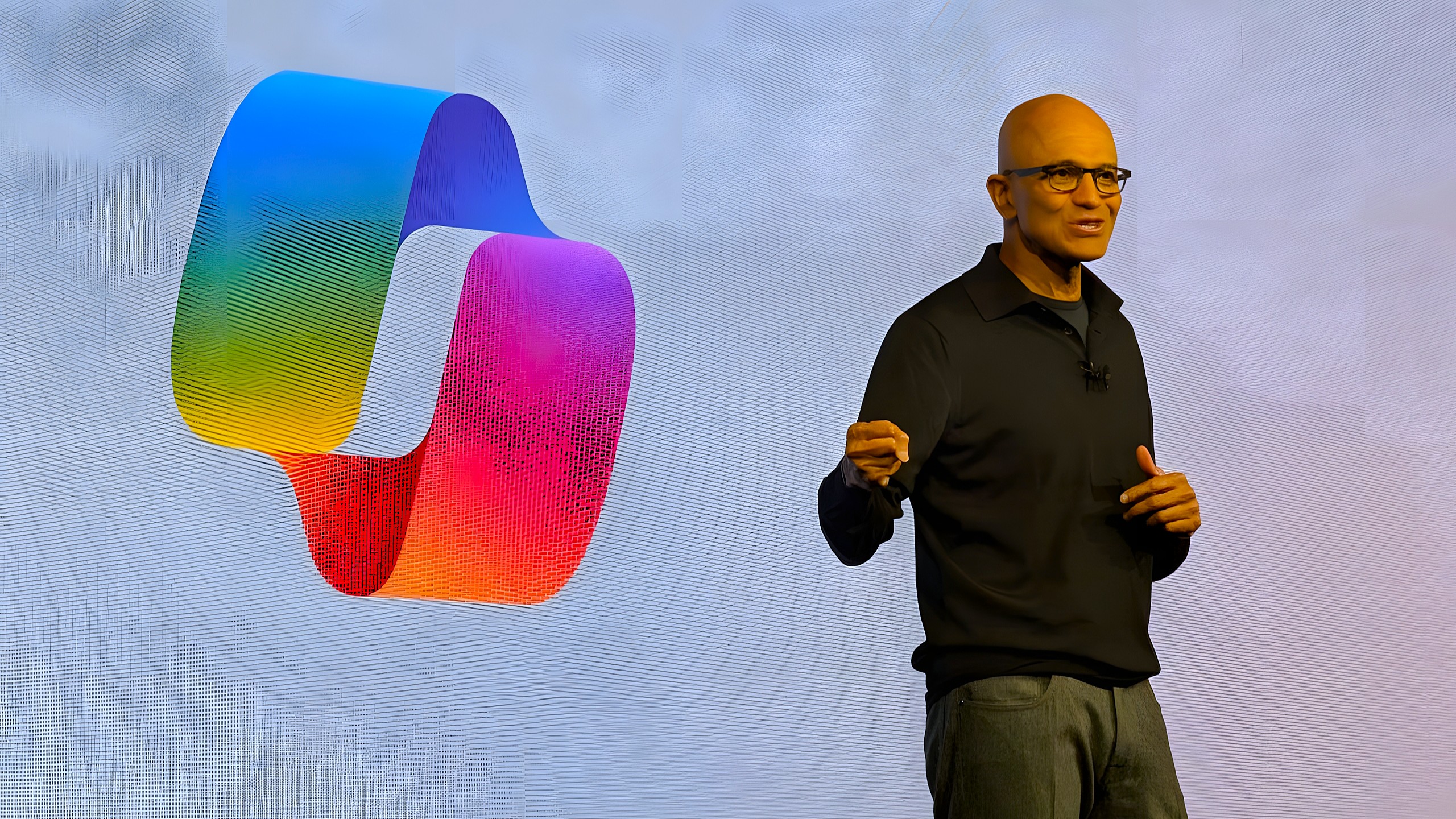 Satya Nadella Londra'daki bir etkinlikte sahnede Copilot hakkında konuşuyor