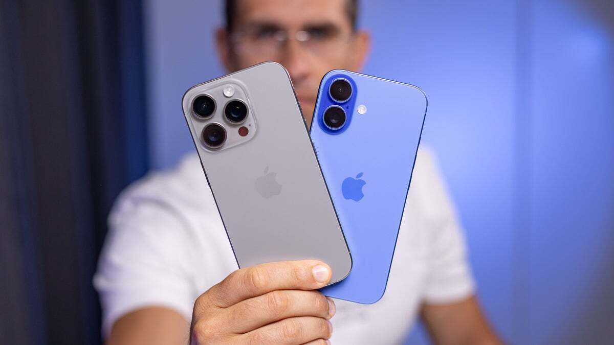 iPhone 16 Pro, iPhone 16'nın yanında.