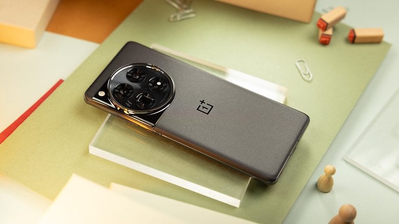 OnePlus 12 arka kapağı detaylı olarak masada