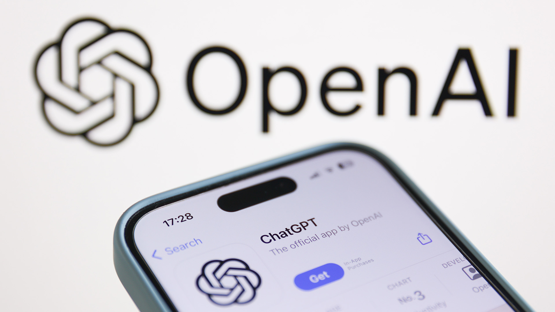 8 Ağustos 2024'te Polonya'da çekilen bu resimli fotoğrafta, bir dizüstü bilgisayar ekranında görüntülenen OpenAI logosu ve bir telefon ekranında görüntülenen AppStore'daki ChatGPT görülüyor.