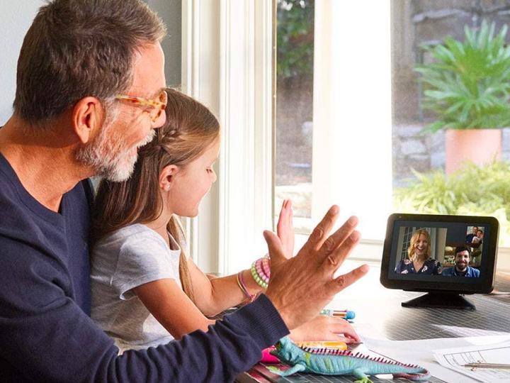 Bir baba ve kız, Amazon Echo Show 8'de aileleriyle etkileşime giriyor.