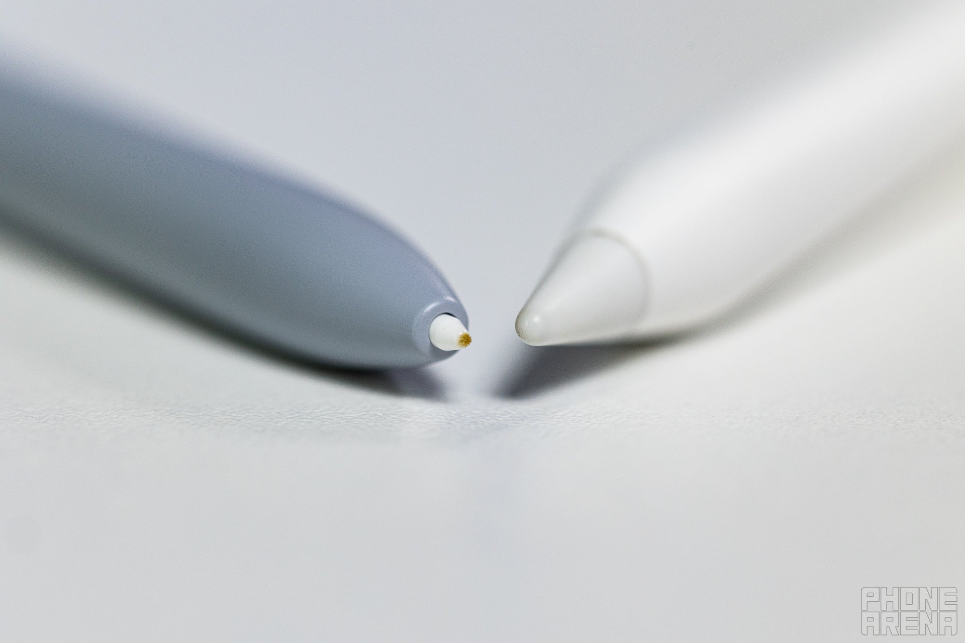 S Pen ve Apple Pencil'ın uçlarının yakından görünümü