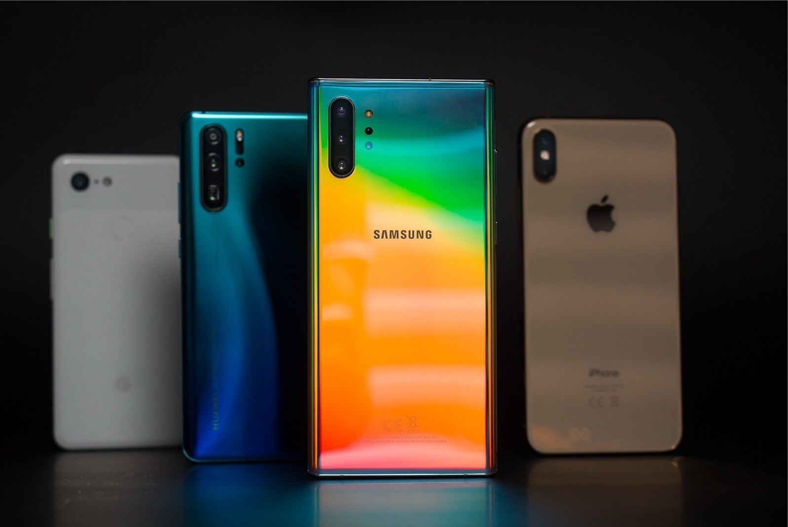 Samsung Galaxy Note 10 cihaz serisini gösteren bir resim 