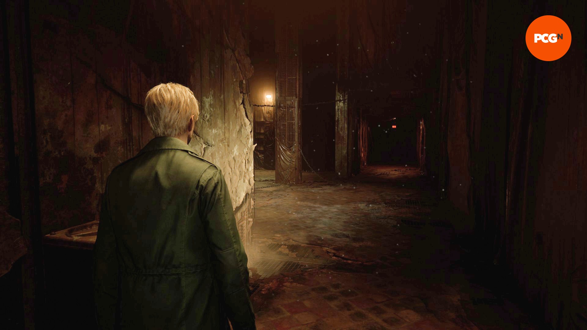 Silent Hill 2 yeniden yapım incelemesi: James Sunderland, Silent Hill 2 yeniden yapımda kasvetli bir koridorda yürüyor.