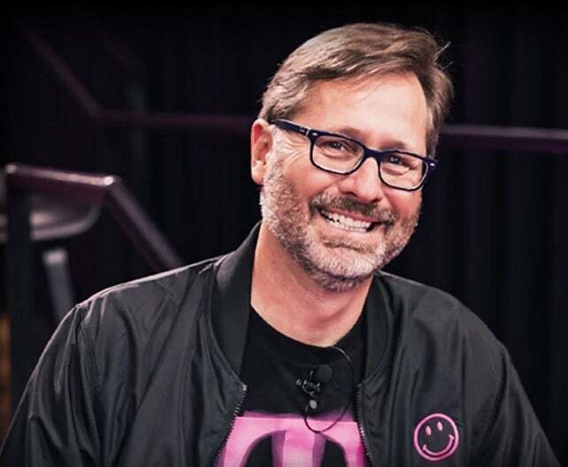 Resimde T-Mobile CEO'su Mike Sievert görülüyor.