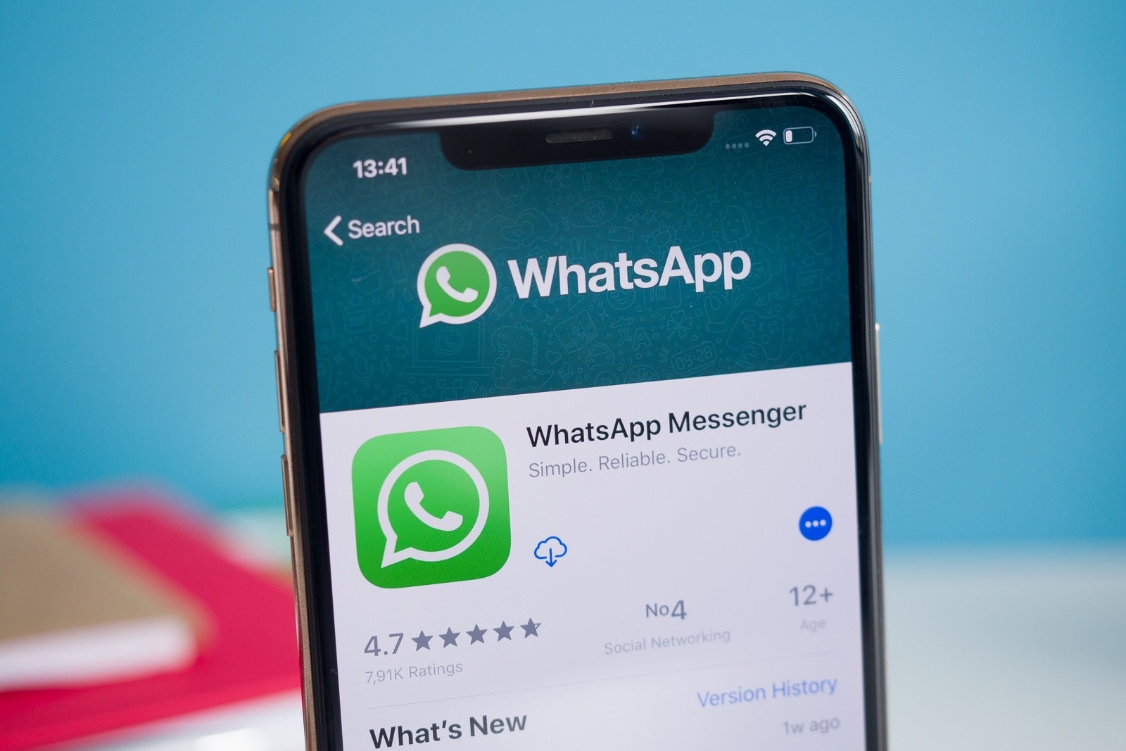 App Store'da WhatsApp'ı gösteren bir iPhone görüntüsü