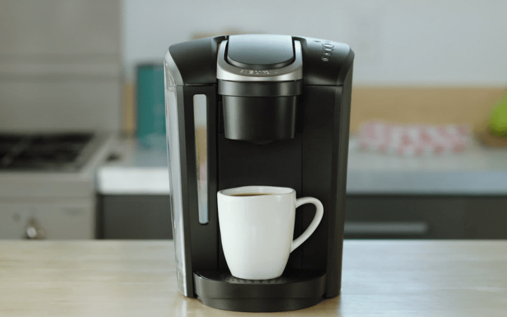 Keurig K-Select kahve yapıyor.