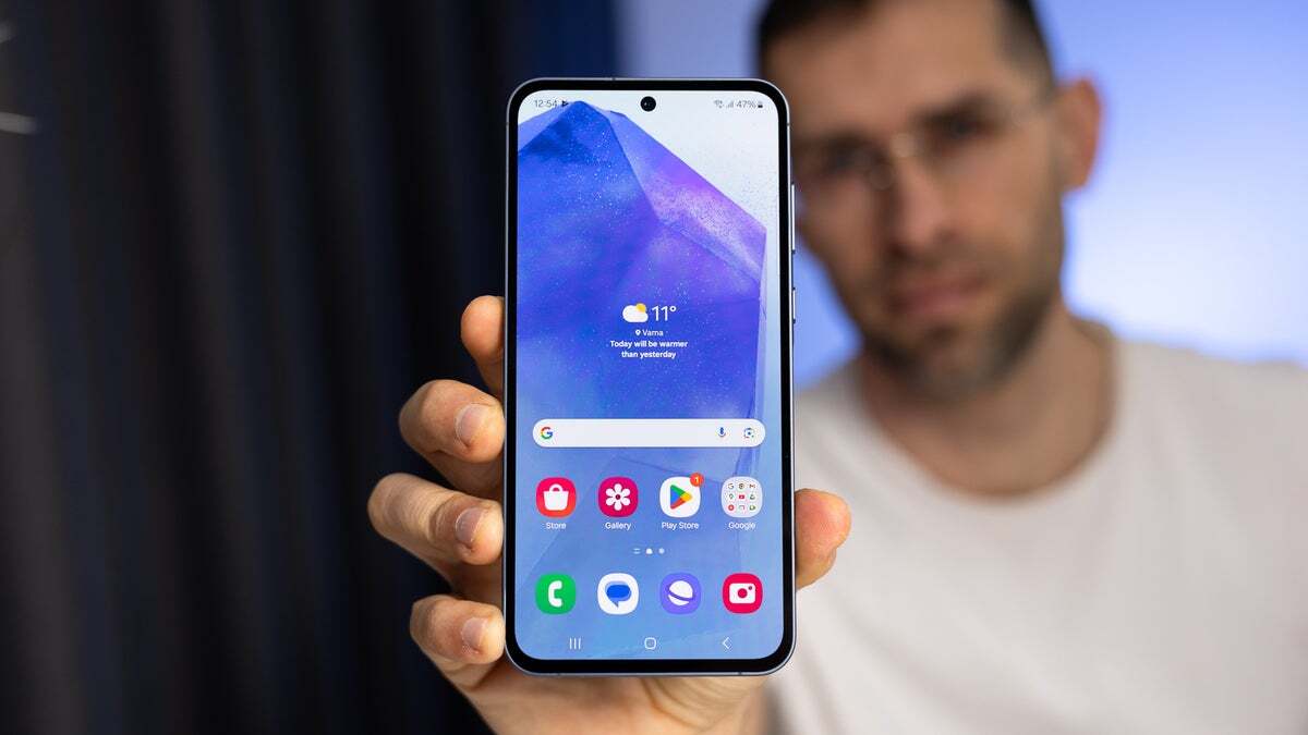 Samsung, Galaxy A55 gibi orta seviye seçeneklerinde 'Galaxy'yi tercih etmeli. | Resim kredisi - PhoneArena - Samsung gerçekten Galaxy fikrinin fişini çekmeli, işte nedeni