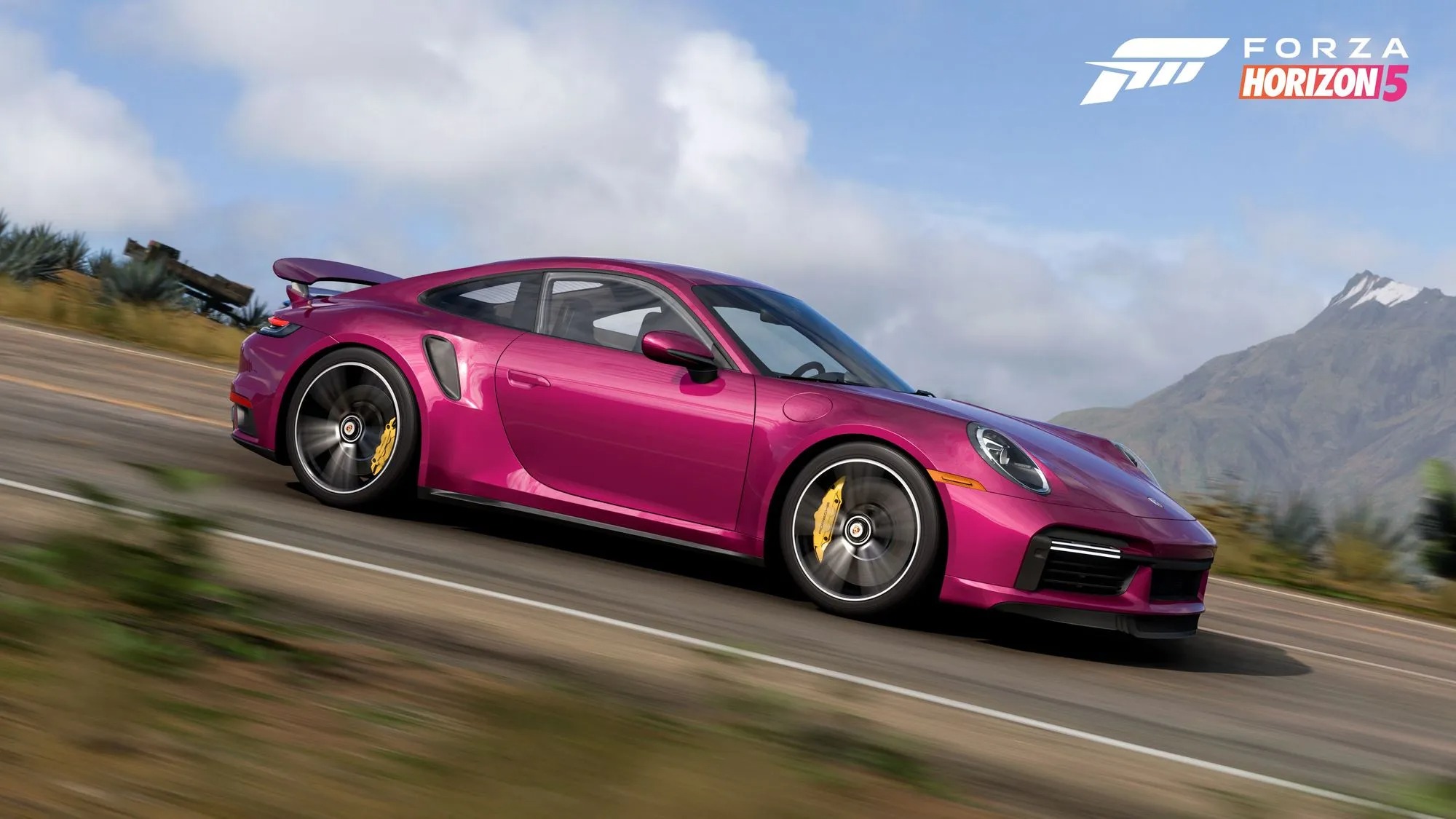 Forza Horizon 5'te yolda yarışan pembe bir Porsche'nin görüntüsü.