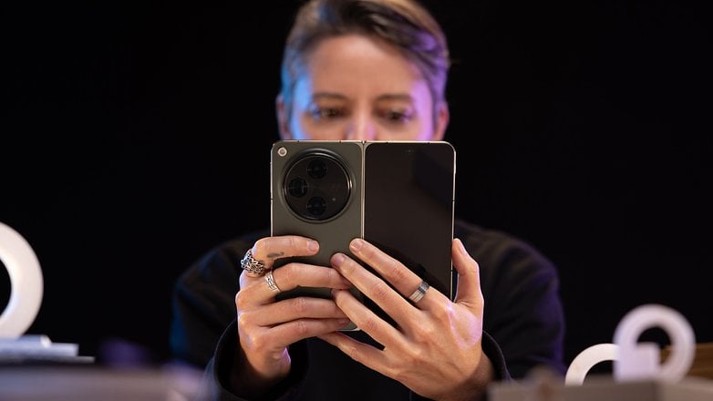 Camila, OnePlus Open'ı kameraya doğru tutuyor.