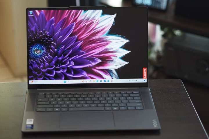 Ekranı ve klavyeyi gösteren Lenovo Yoga Slim 7i Aura Edition'ın önden görünümü.