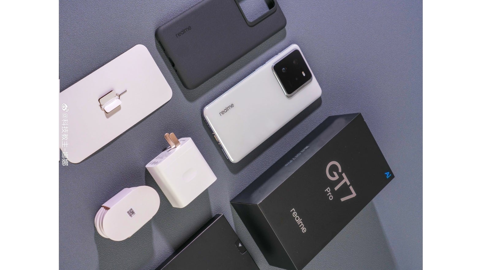 Bu teknik özellik sayfası + bu kutu açma deneyimi... Bu fiyata. - Apple ve Samsung'un size rakamların önemli olmadığını söylemesine izin vermeyin: Realme'nin çılgın yeni amiral gemisi bunun kanıtı