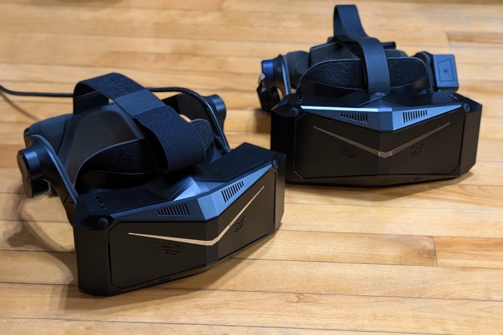 Pimax Crystal Light (solda) orijinal Pimax Crystal (sağda) ile neredeyse aynı görünüyor.