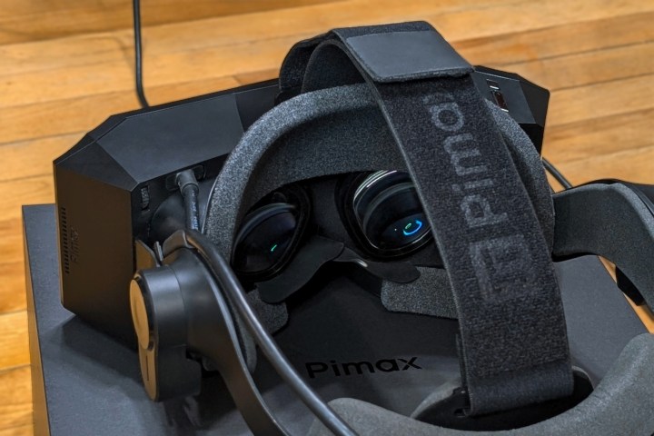 Pimax Crystal Light'ın mercekleri camdan yapılmıştır ve bir ayar düğmesiyle aralıklandırılabilir.