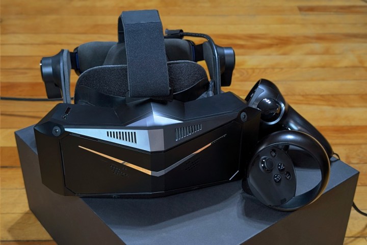 Pimax Crystal Light ve kontrolörler kutusunun üstünde duruyor.