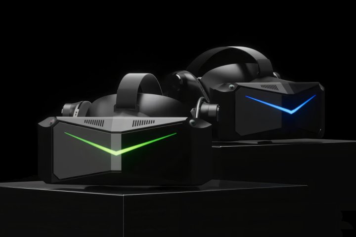 Pimax Crystal Süper QLED ve mikro OLED VR kulaklıklar siyah bir arka plan üzerinde görünüyor.