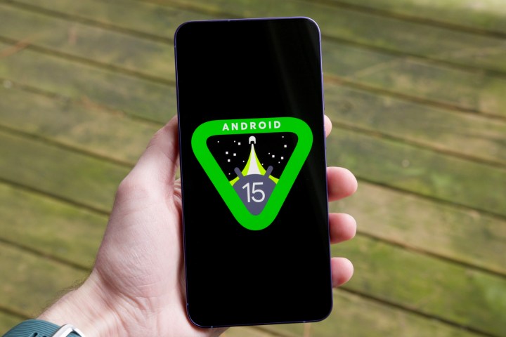 Akıllı telefondaki Android 15 logosu.