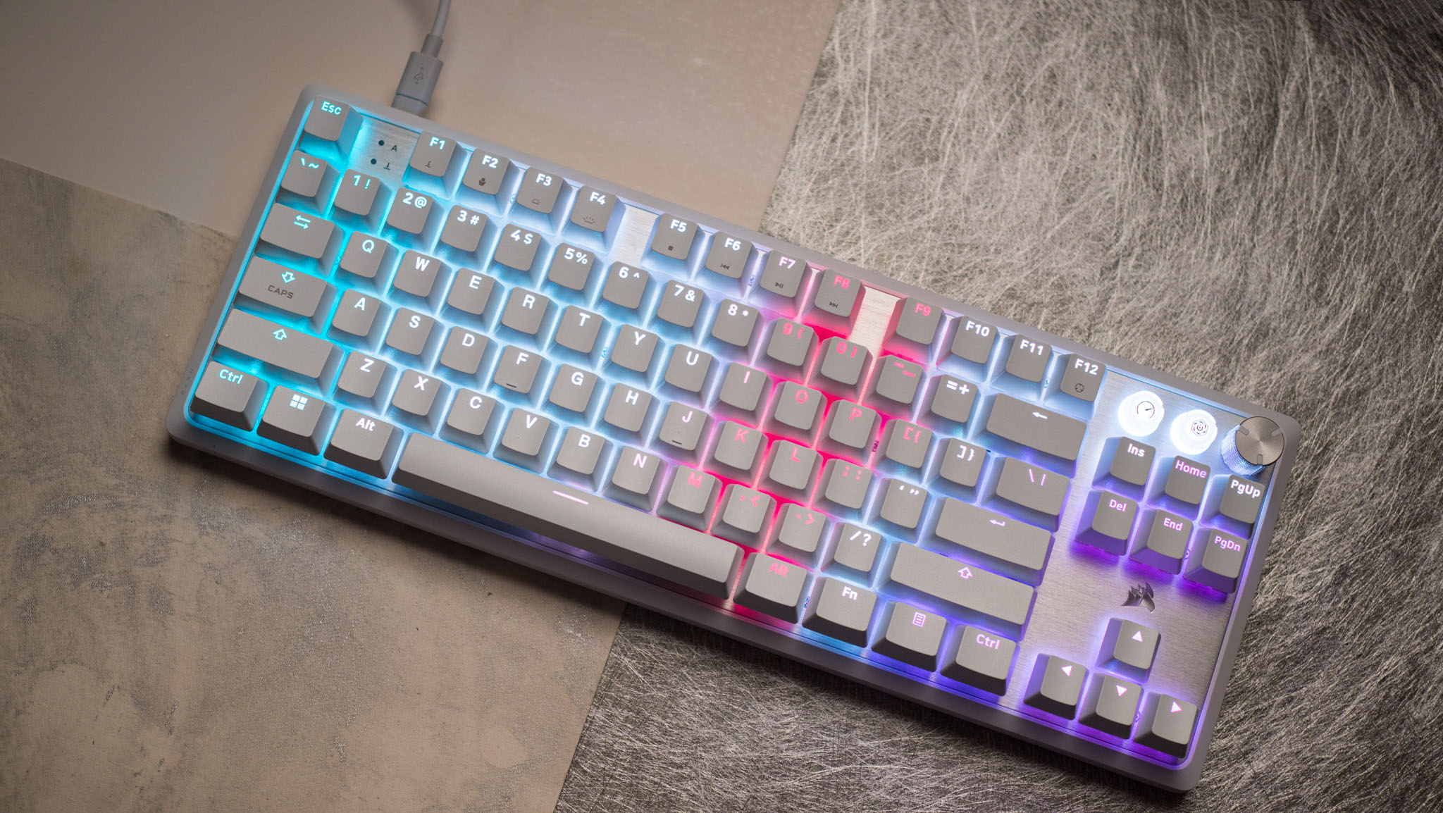 Corsair K70 Pro TKL, bilek desteği olmadan ve RGB aydınlatma etkin