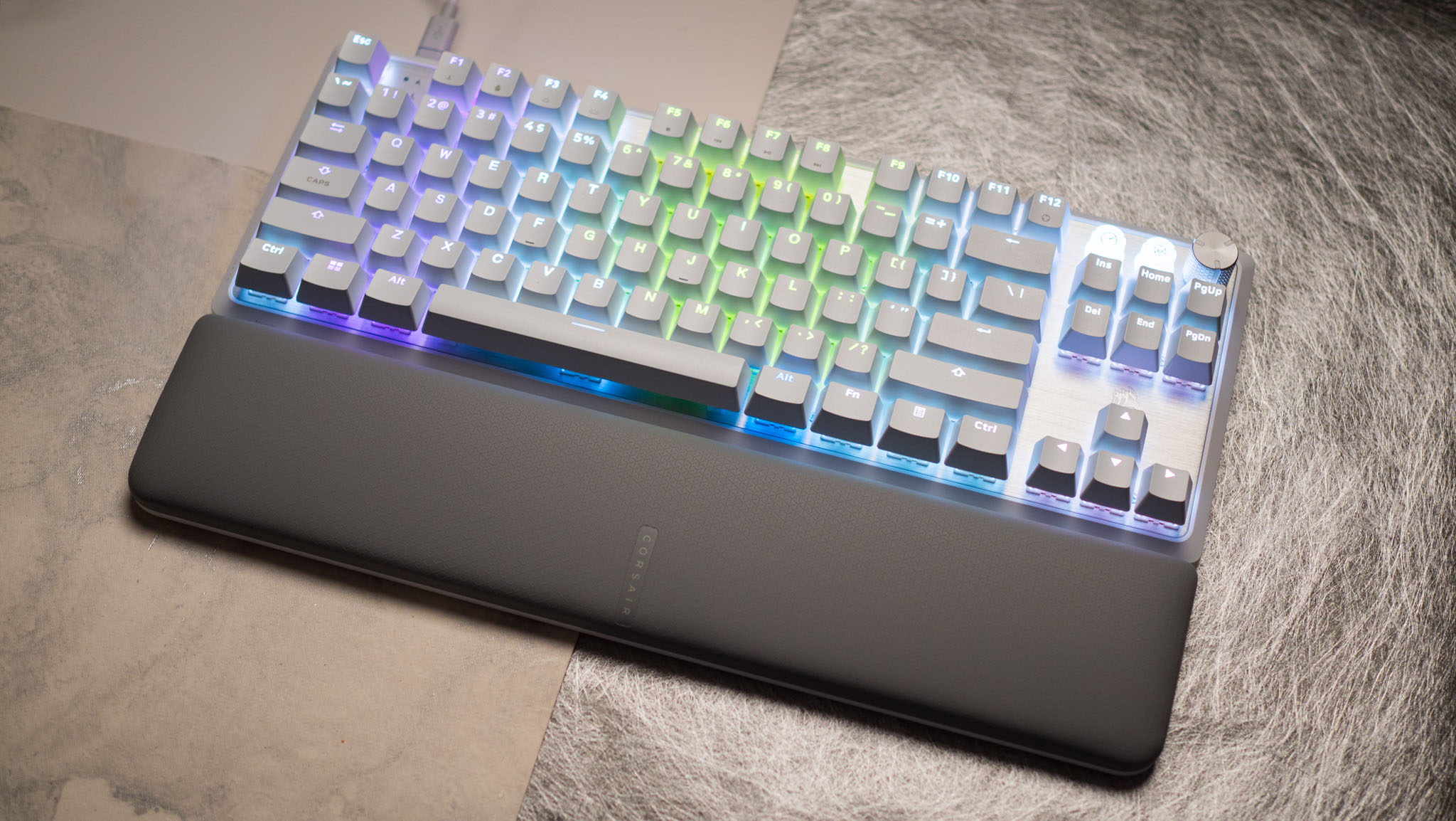 Corsair K70 Pro TKL bilek destekli