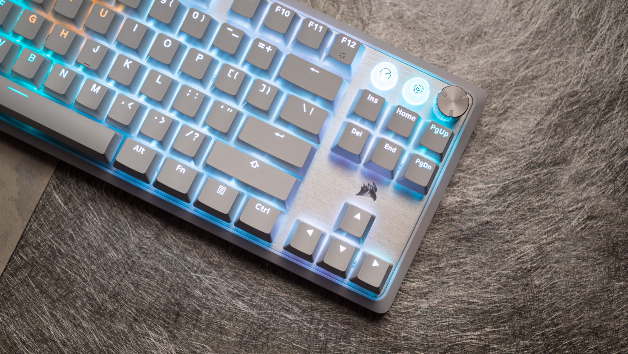 Corsair K70 Pro TKL, bilek desteği olmadan ve RGB aydınlatma etkin