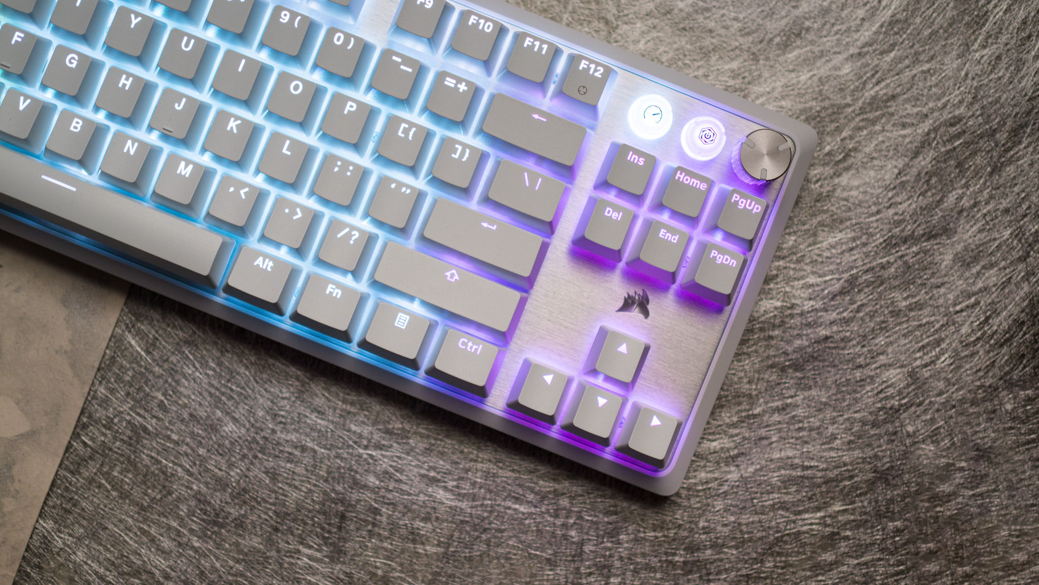 Corsair K70 Pro TKL, bilek desteği olmadan ve RGB aydınlatma etkin