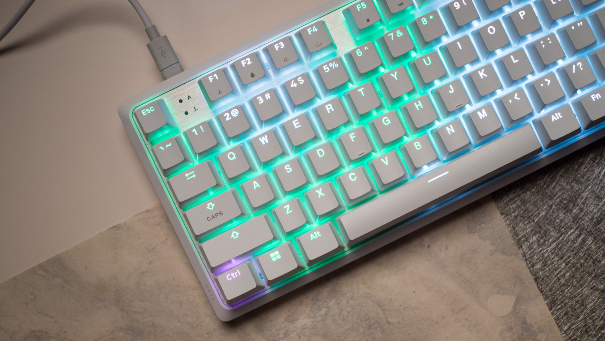 Corsair K70 Pro TKL, bilek desteği olmadan ve RGB aydınlatma etkin