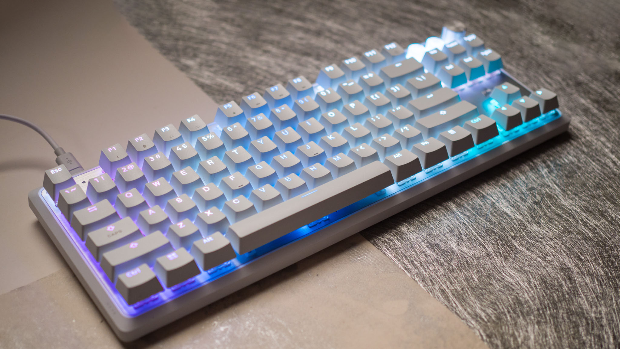 RGB aydınlatmayı gösteren Corsair K70 Pro TKL profil görünümü