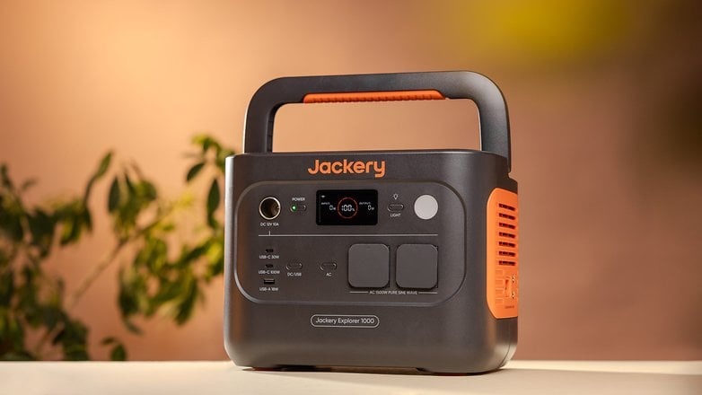 Jackery Explorer 1000 v2 önden görünüm