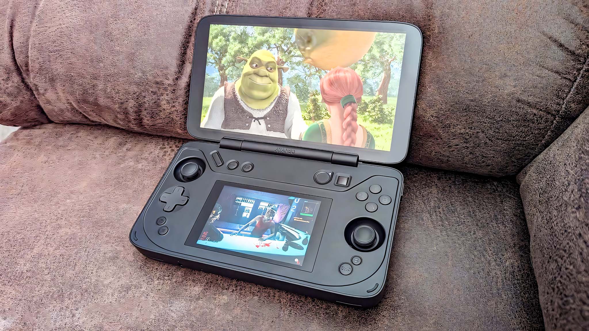 Alt ekranda Cyberpunk 2077 çalıştıran AYANEO Flip DS'nin ve üst ekranda Netflix üzerinden Shrek'in görüntüsü.