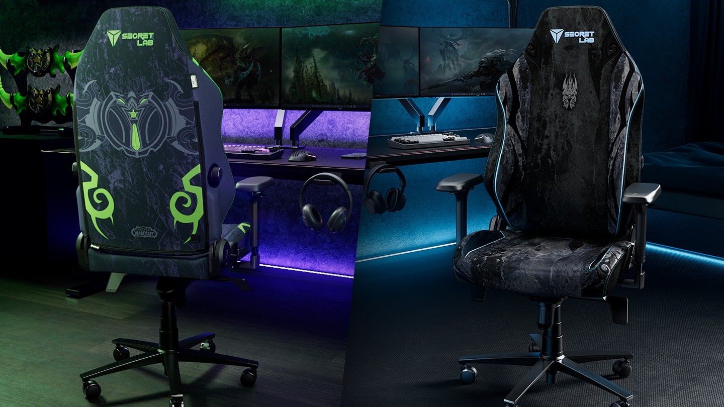 World of Warcraft'tan Lich King ve Illidan Stormrage için SKINS Lite tasarımlarının kurulu olduğu iki Secretlab TITAN Evo sandalyesi.