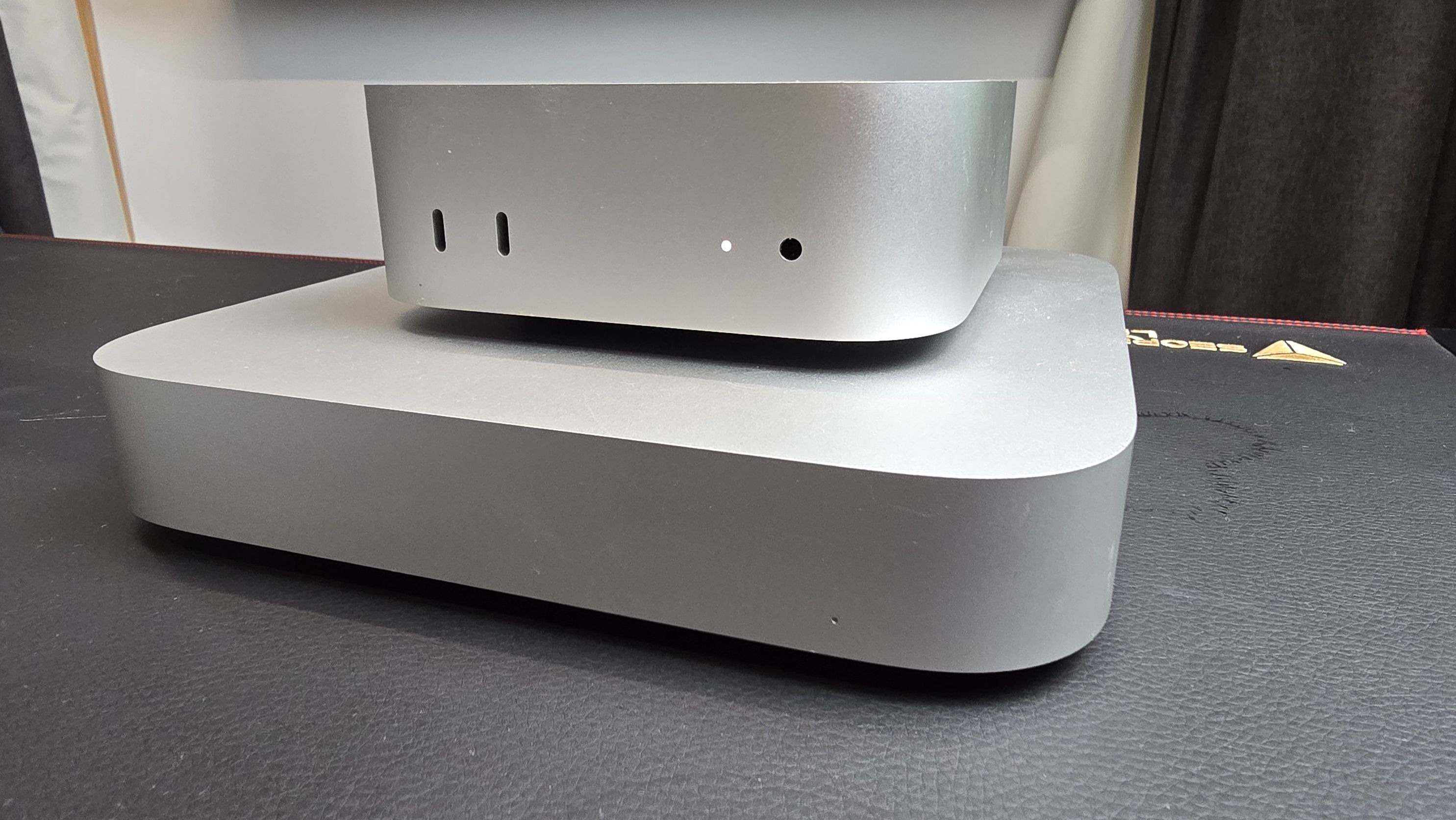 Apple'ın M4 Mac mini'si (2024), Mac mini'nin önceki sürümünün üzerine yerleştirildi.