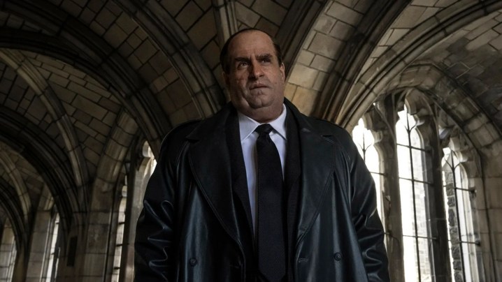 Oz, HBO'nun The Penguin dizisindeki cenaze törenine katılıyor.