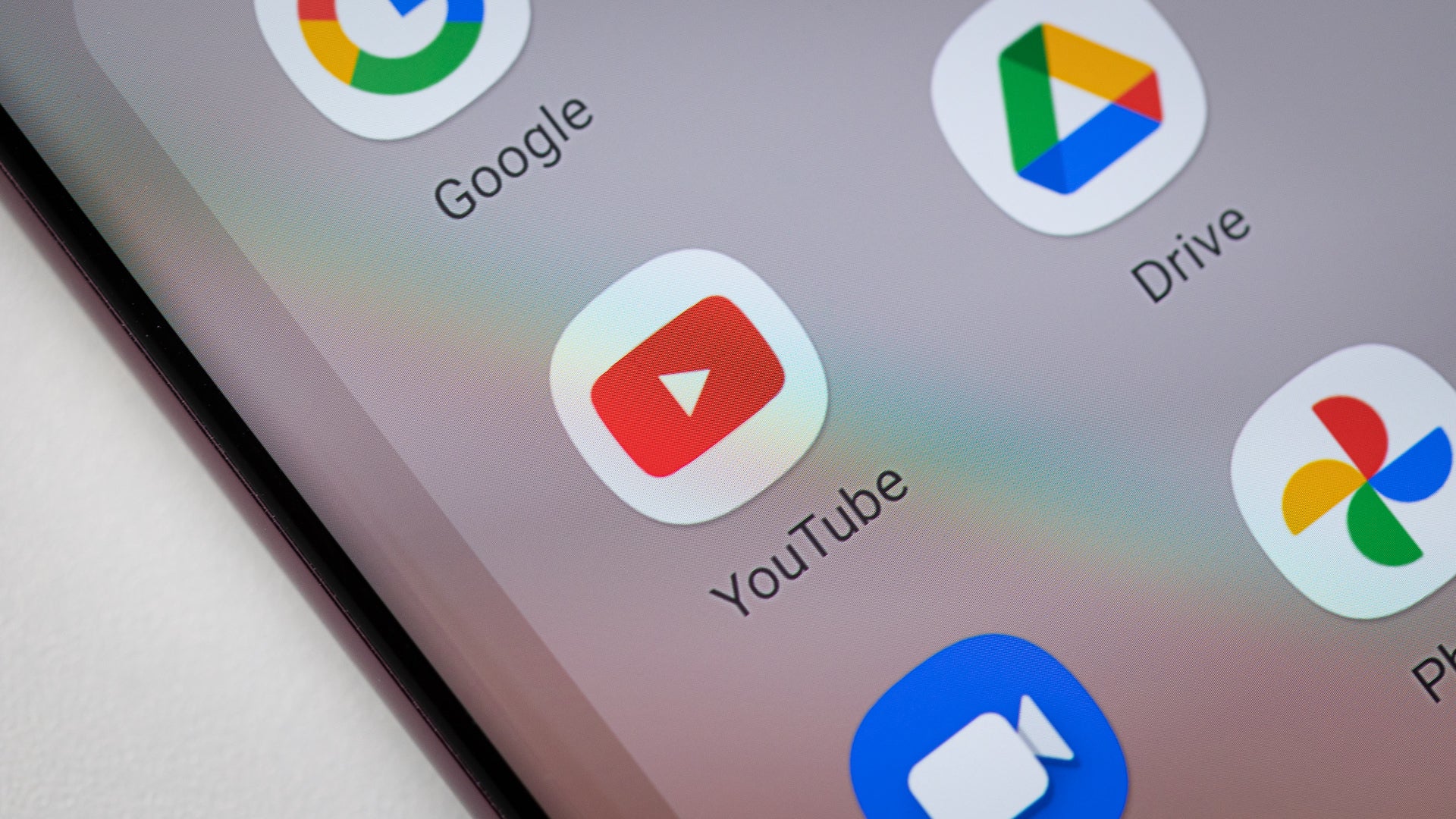 YouTube uygulaması simgesini gösteren bir akıllı telefon ekranının yakın çekim görüntüsü.