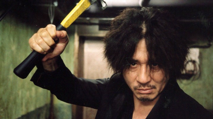 Choi Min-sik "Oldboy"da çekiç kullanıyor.