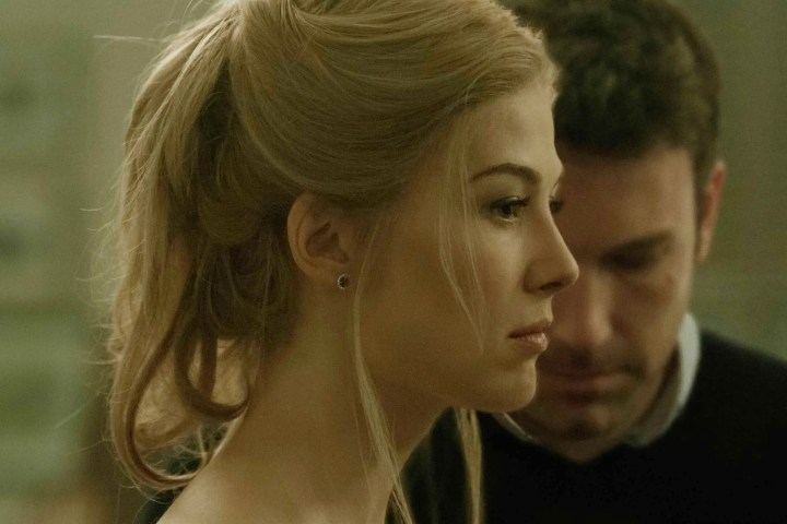 Ben Affleck, Gone Girl'de Rosamund Pike'ın yanında duruyor.