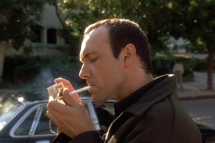 Kevin Spacey, Olağan Şüpheliler'de sigara yakıyor.