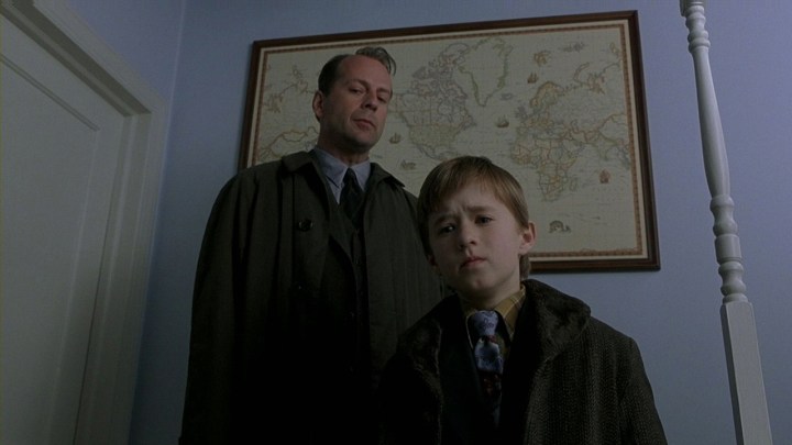 Bruce Willis, Altıncı His'ten bir üstten çekimde Haley Joel Osment'in üzerinde duruyor.
