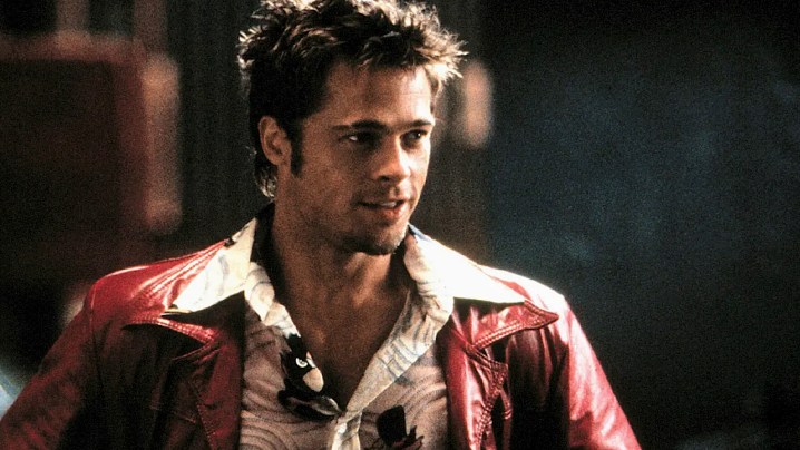Brad Pitt, Fight Club'da kırmızı deri ceket giyiyor