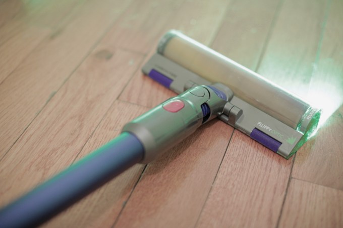 Dyson Gen5 ahşap zemin üzerinde büyük beden