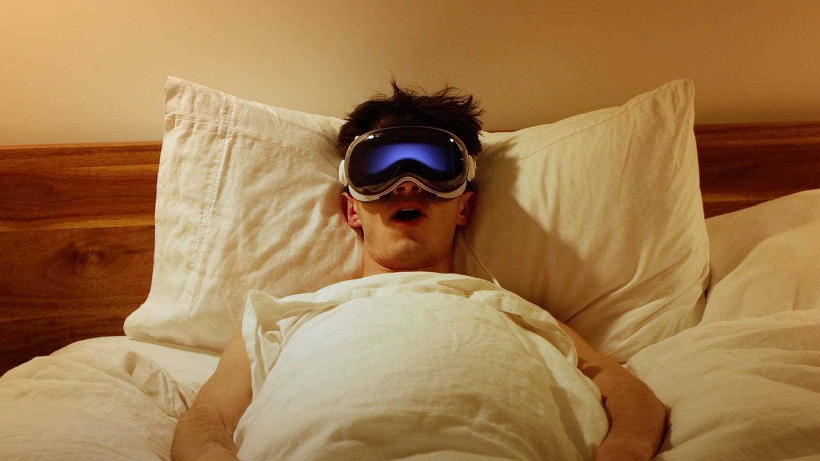 Yatakta Apple Vision Pro'yu giyiyorum.