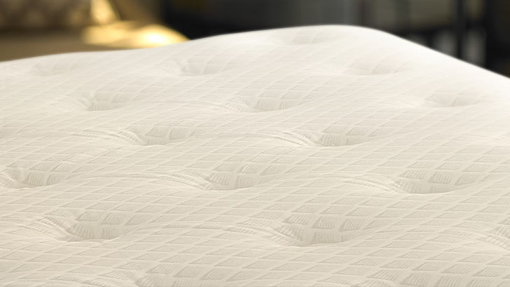 Sheraton otel yatağının damask kapitone kılıfının yakından görünümü