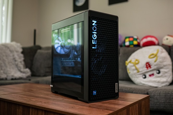 Lenovo Legion Tower 5i sehpanın üzerinde duruyor.