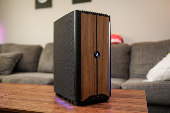 Corsair One i500 sehpanın üzerinde duruyor.