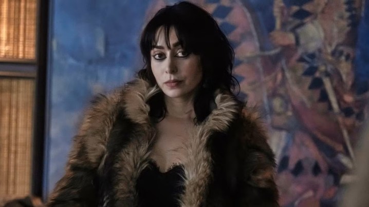 Cristin Milioti, The Penguin'deki Sofia Gigante rolünde kürk manto giyiyor.