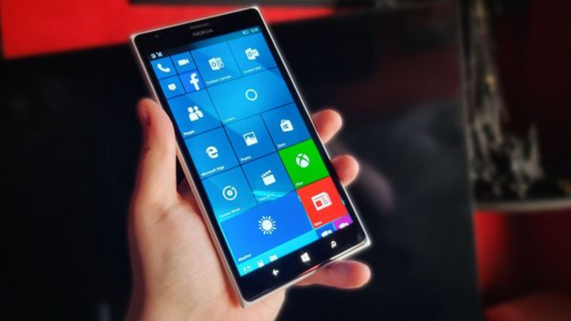 Canlı Kutucuk simgelerini bir ızgarada gösteren Windows Phone Başlangıç ​​ekranı.