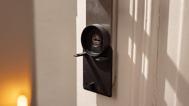 Kapıya monte edilmiş Nuki Smart Lock Pro'nun yakından görünümü.