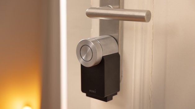 Bir kapıya monte edilmiş Nuki Smart Lock Pro'nun yakından görünümü.